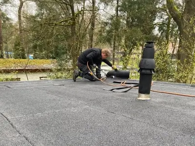 Dakdekker aan het werk in Hattem