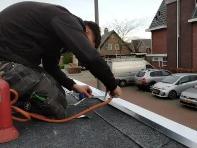 Dakdekker bezig in Heerde