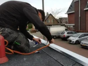 Dakreparatie bezig in Epe